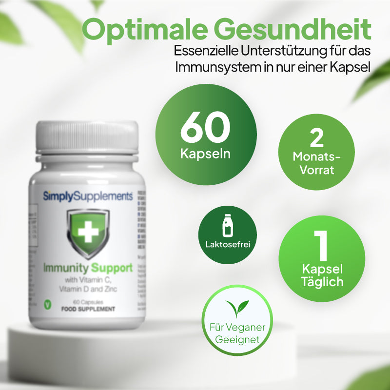 Eine weiße Flasche des Nahrungsergänzungsmittels „SimplySupplements Immunity Support“ auf einem weißen Sockel, umgeben von grünen Werbeaufklebern mit deutschem Text: 60 Kapseln, Vorrat für 2 Monate, laktosefrei, 1 Kapsel täglich und für Veganer geeignet. Der Hintergrund ist weiß mit zartgrünen Blattschatten.