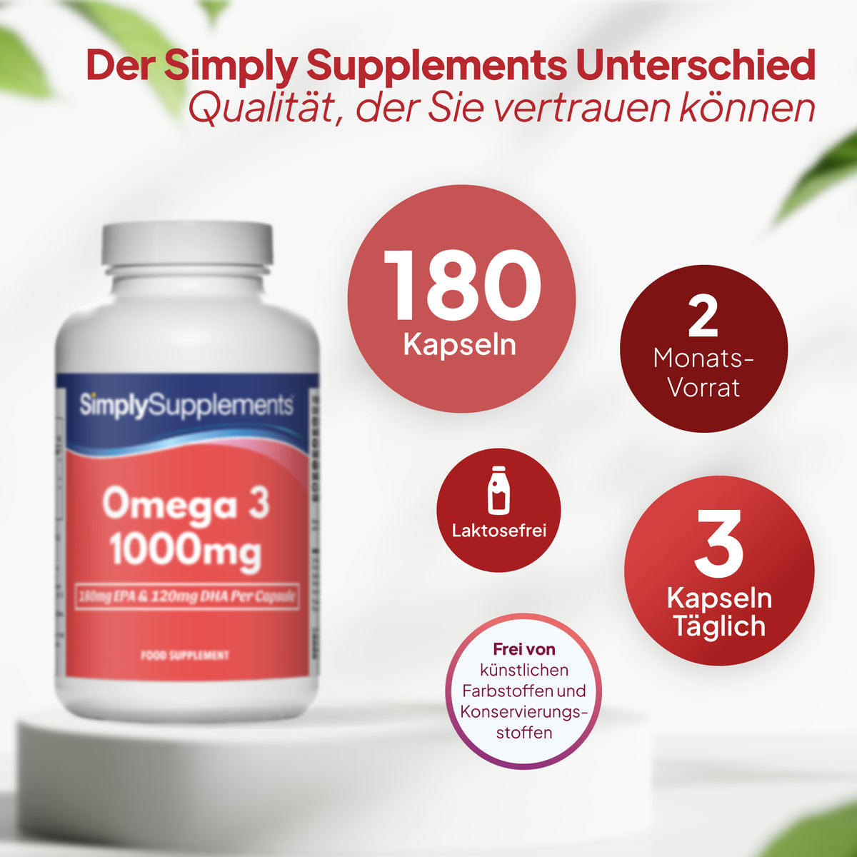 Die Flasche des Nahrungsergänzungsmittels „Simply Supplements Omega 3 1000 mg“ auf einem weißen Sockel, mit deutschem Werbetext und kreisförmigen Hinweisen, die auf 180 Kapseln, einen Vorrat für 2 Monate, Laktosefreiheit und die Einnahme von 3 Kapseln täglich hinweisen.