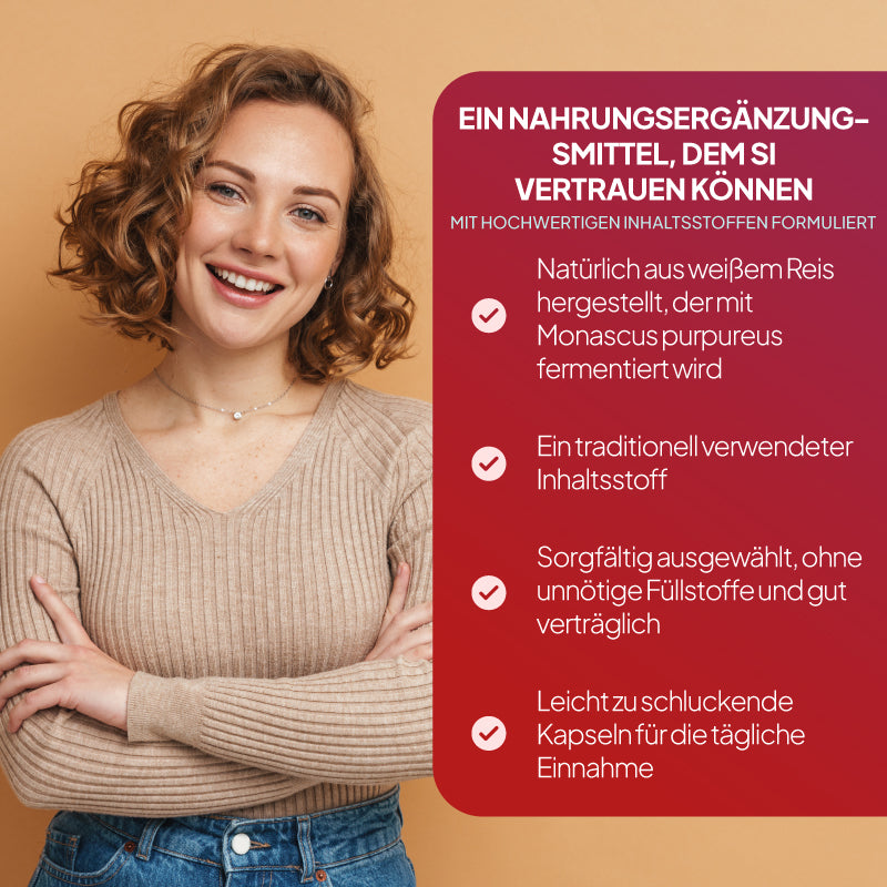 Vor einem warmen beigen Hintergrund steht eine lächelnde Frau mit lockigem hellbraunem Haar; sie trägt einen beigen gerippten Pullover und blaue Jeans. Zu ihrer Rechten befindet sich eine große rote Informationstafel mit weißem deutschen Text über die Inhaltsstoffe und Vorteile des Nahrungsergänzungsmittels, darunter weißer Reis, Mönchsfrucht und natürliche Inhaltsstoffe.