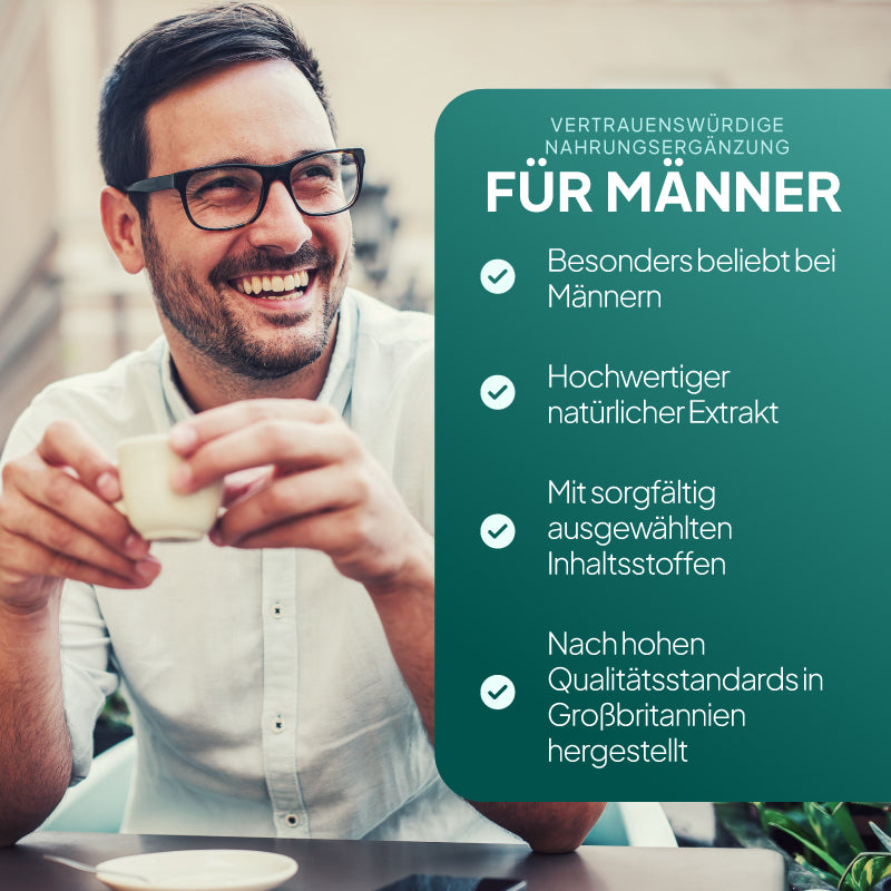 Ein lächelnder Mann mit Brille und einem hellen Hemd sitzt da und hält eine Tasse in der Hand; rechts davon ist ein großes, blaugrünes Textfeld in deutscher Sprache zu sehen, das für ein Nahrungsergänzungsmittel für Männer wirbt.