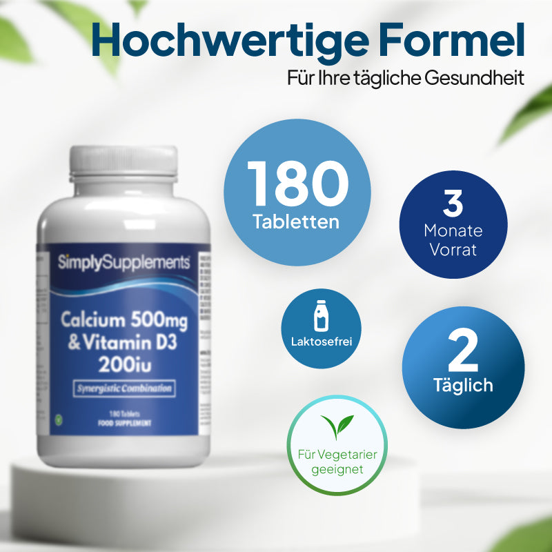 Eine Flasche des Nahrungsergänzungsmittels „SimplySupplements Calcium 500 mg & Vitamin D3 200 IE“ auf einem weißen Sockel, mit deutschem Werbetext und kreisförmigen Beschriftungen mit den Angaben „180 Tabletten“, „3 Monate Vorrat“, „laktosefrei“ und „2 täglich“.