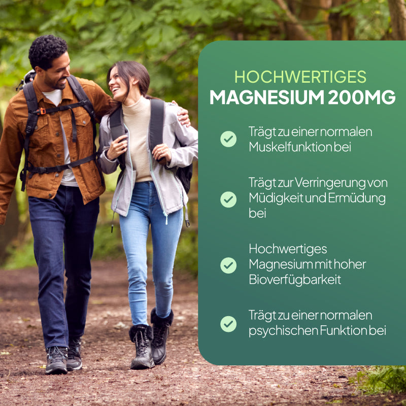 Ein Mann und eine Frau, die Arm in Arm auf einem Waldweg spazieren gehen; rechts ist eine große grüne Texttafel in deutscher Sprache zu sehen, auf der mit Aufzählungspunkten und Häkchen für „Magnesium 200 mg“ geworben wird.