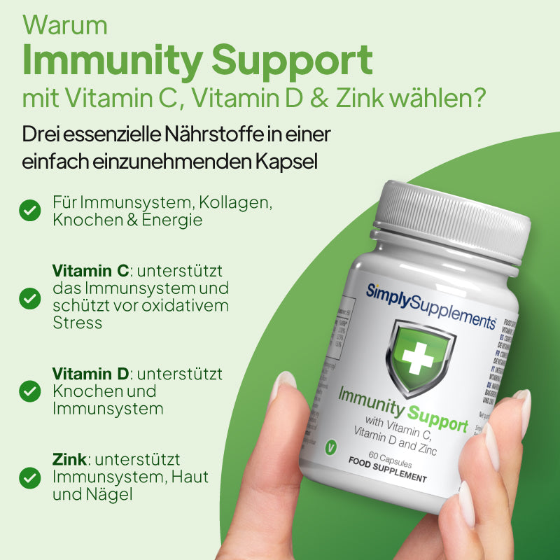 Eine Hand, die eine weiße Flasche des Nahrungsergänzungsmittels „SimplySupplements Immunity Support“ vor einem grün-weißen Werbehintergrund hält, mit deutschem Text, der die Vorteile von Vitamin C, D und Zink hervorhebt.