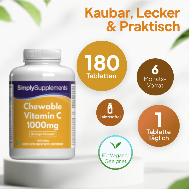Eine Flasche „SimplySupplements“ Vitamin-C-Kautabletten (1000 mg) mit Orangengeschmack, präsentiert auf einem weißen Sockel, mit Werbetext und runden Textfeldern in deutscher Sprache: 180 Tabletten, Vorrat für 6 Monate, laktosefrei und für Veganer geeignet.