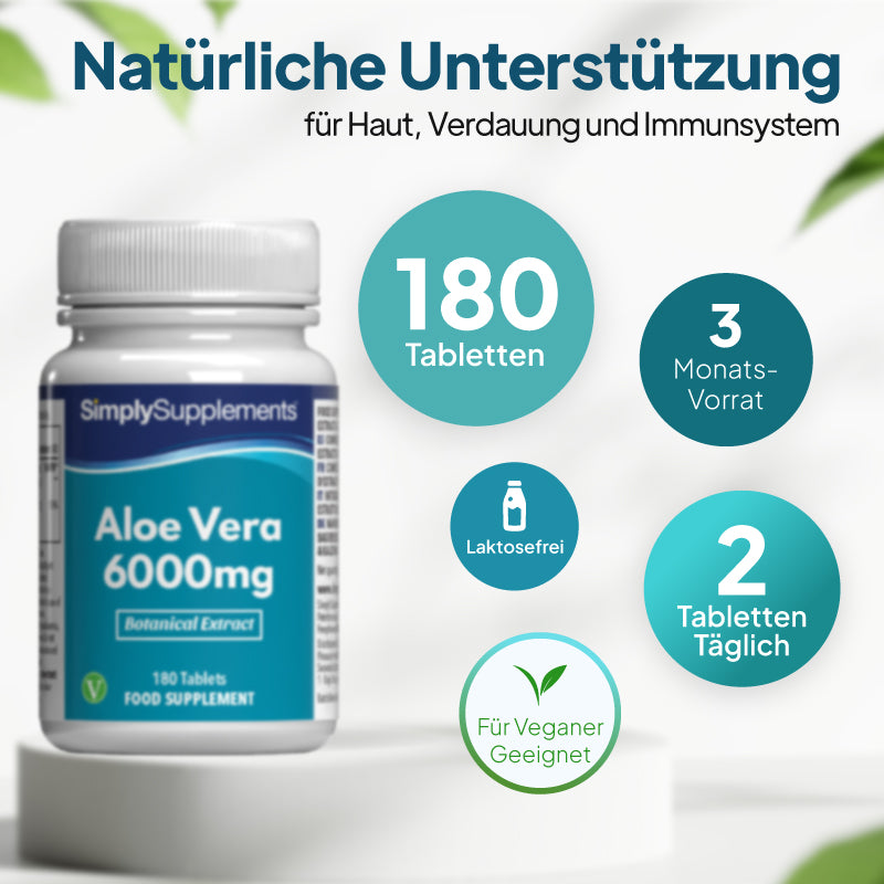Die Flasche des Nahrungsergänzungsmittels „SimplySupplements Aloe Vera 6000 mg“ auf einem weißen Sockel, mit deutschem Werbetext und hervorgehobenen Kreisen, die auf 180 Tabletten, einen Vorrat für 3 Monate, die Einnahme von 2 Tabletten täglich, Laktosefreiheit und Eignung für Veganer hinweisen.