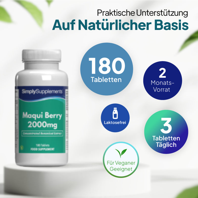 Eine Flasche des Nahrungsergänzungsmittels „SimplySupplements Maqui Berry 2000 mg“, dargestellt auf einem weißen Sockel mit Werbetexten und Beschriftungen in deutscher Sprache, darunter „180 Tabletten“, „2-Monatsvorrat“, „3 Tabletten täglich“ und „Für Veganer geeignet“.