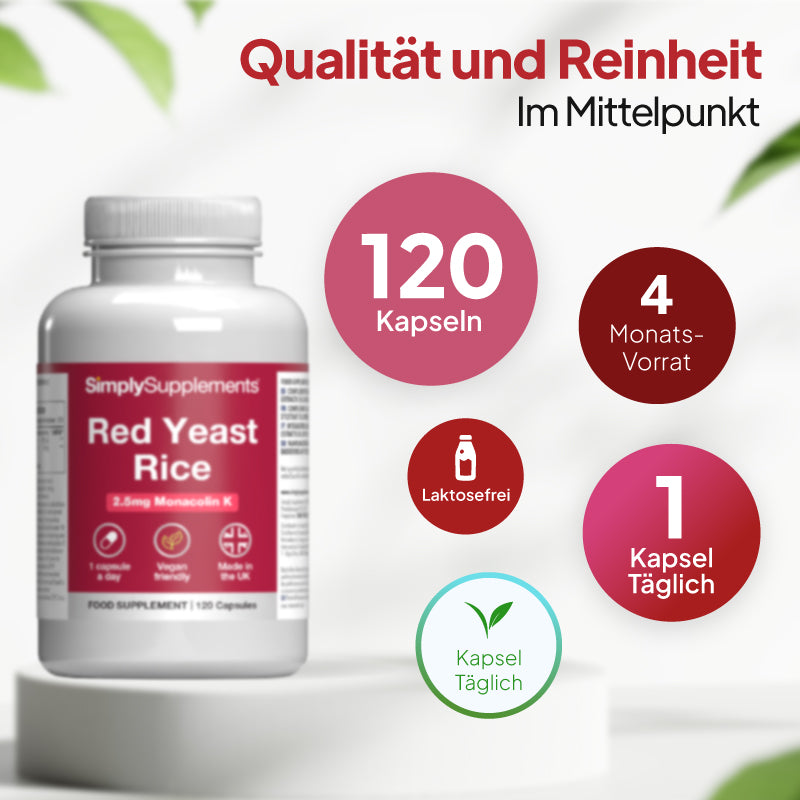 Eine Flasche mit dem Nahrungsergänzungsmittel „Red Yeast Rice“ von SimplySupplements auf einem weißen Sockel mit deutschem Werbetext und kreisförmigen Beschriftungen mit den Angaben „120 Kapseln“, „Vorrat für 4 Monate“, „1 Kapsel täglich“ und „laktosefrei“.