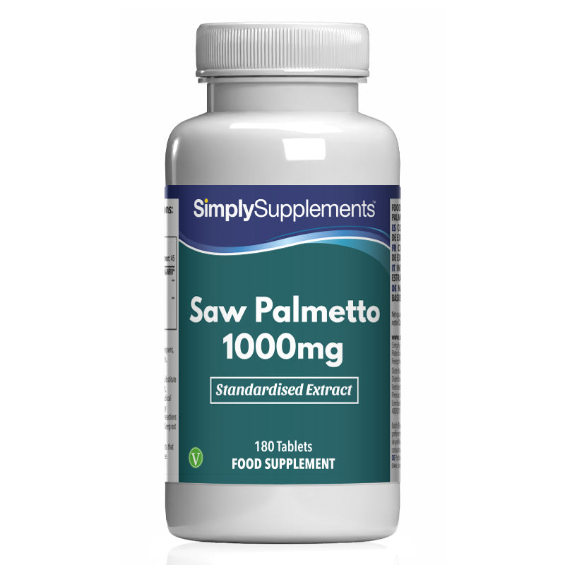 Eine weiße Plastikflasche mit dem Nahrungsergänzungsmittel „SimplySupplements Saw Palmetto 1000 mg“, die 180 Tabletten enthält, vor einem sauberen weißen Hintergrund.