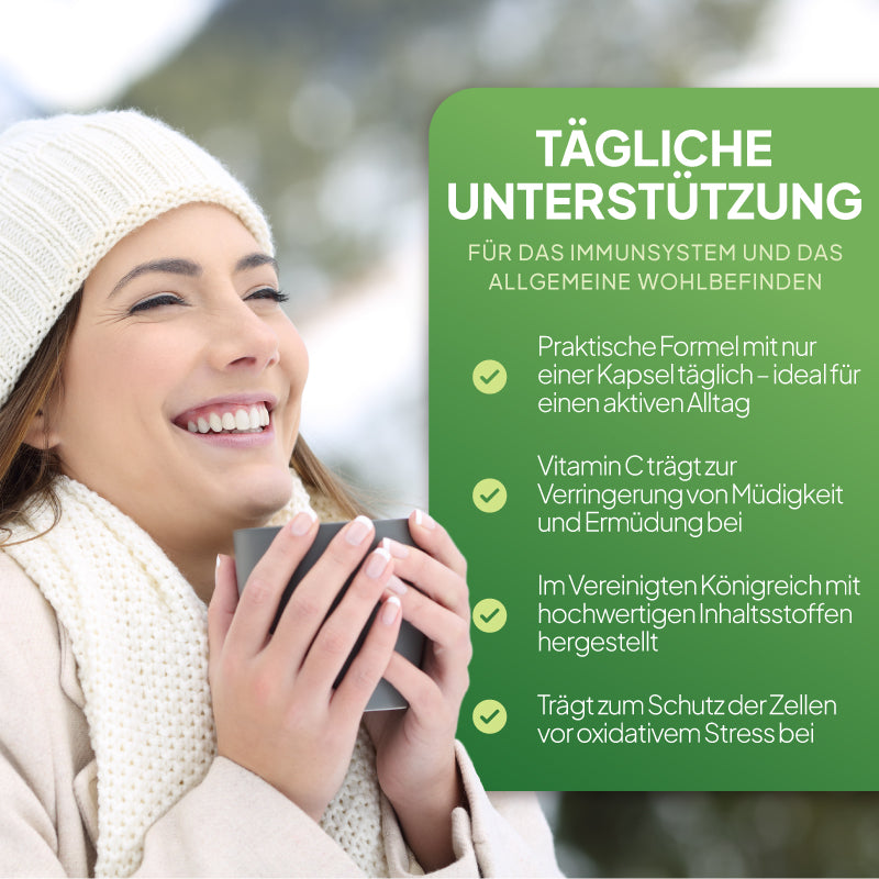 Eine lächelnde Frau mit einer weißen Strickmütze und einem cremefarbenen Schal hält in einer sanft unscharf dargestellten Außenkulisse eine graue Tasse in der Hand. Ein großes grünes Textfeld auf der rechten Seite enthält einen deutschen Werbetext über die tägliche Unterstützung des Immunsystems.