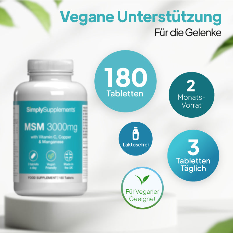 Eine weiße Nahrungsergänzungsmittelflasche mit der Aufschrift „SimplySupplements MSM 3000 mg“ in türkis-grüner Schrift, präsentiert auf einem Sockel mit Werbeslogans auf Deutsch: 180 tabletten, 2-monats-vorrat, laktosefrei, 3 tabletten taglich, fur veganer geegnet.