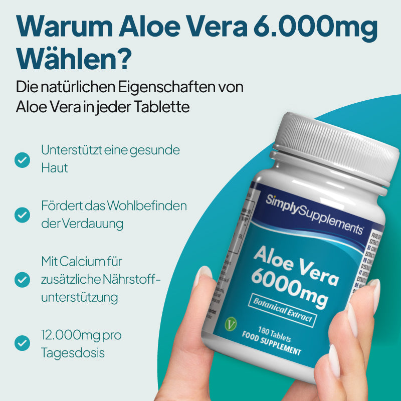 Eine Hand, die eine weiße Flasche des Nahrungsergänzungsmittels „SimplySupplements Aloe Vera 6000 mg“ hält, mit deutschem Werbetext auf türkis-weißem Hintergrund.