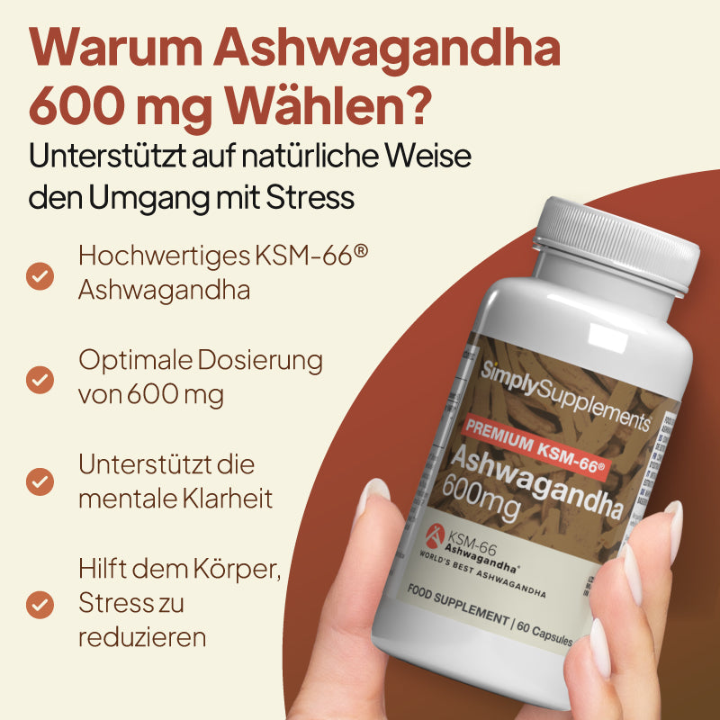 Vor einem beige-braunen grafischen Hintergrund ist eine Hand zu sehen, die eine Flasche mit KSM-66-Ashwagandha-Nahrungsergänzungsmitteln (600 mg) hält; daneben steht ein deutscher Text, in dem die Vorteile erläutert werden.