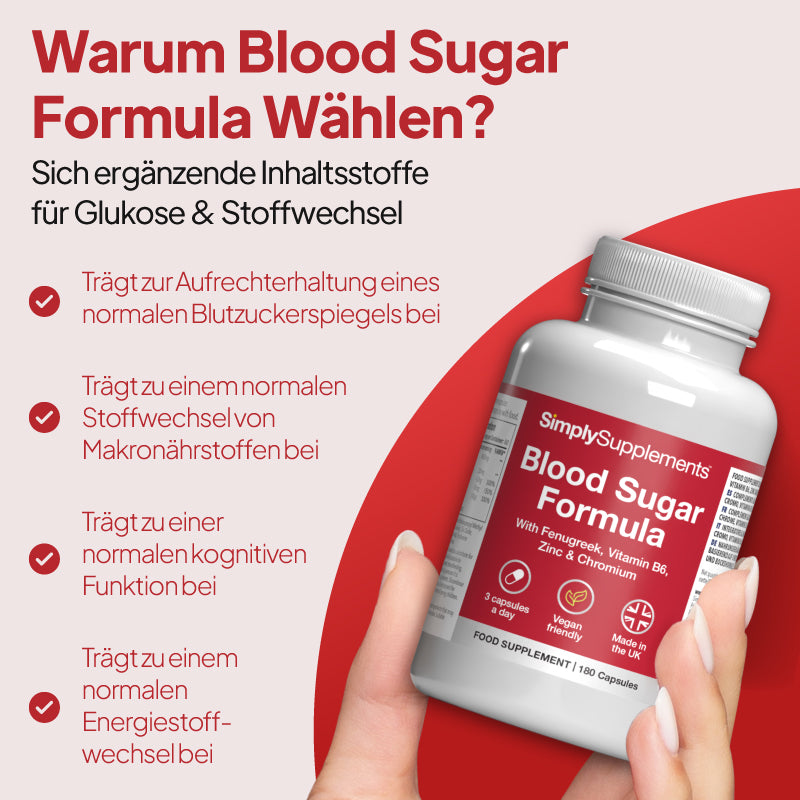 Eine Hand hält eine weiße Flasche „SimplySupplements Blood Sugar Formula“ vor einem rot-beigen Werbehintergrund mit deutschem Text und Häkchen.