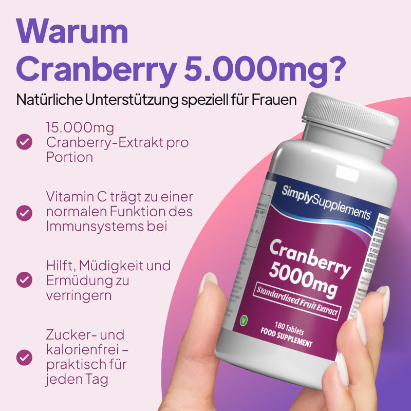 Eine Flasche mit dem Nahrungsergänzungsmittel „Cranberry 5000 mg“, die von einer Hand gehalten wird, mit Werbetext auf violettem Hintergrund. Eine natürliche Unterstützung für Frauen.