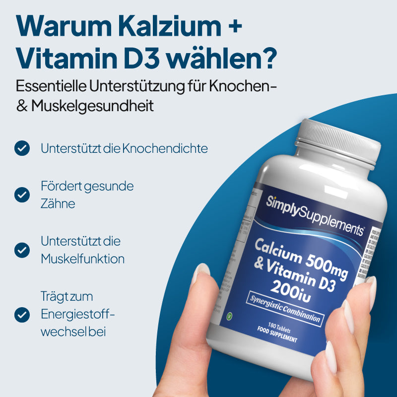 Eine Hand, die eine weiße Flasche des Nahrungsergänzungsmittels „SimplySupplements Calcium 500 mg & Vitamin D3 200 IE“ hält, vor einem hellblauen Hintergrund mit dunkelblauem Text und Aufzählungspunkten, in denen die Vorteile von Kalzium und Vitamin D3 erläutert werden.