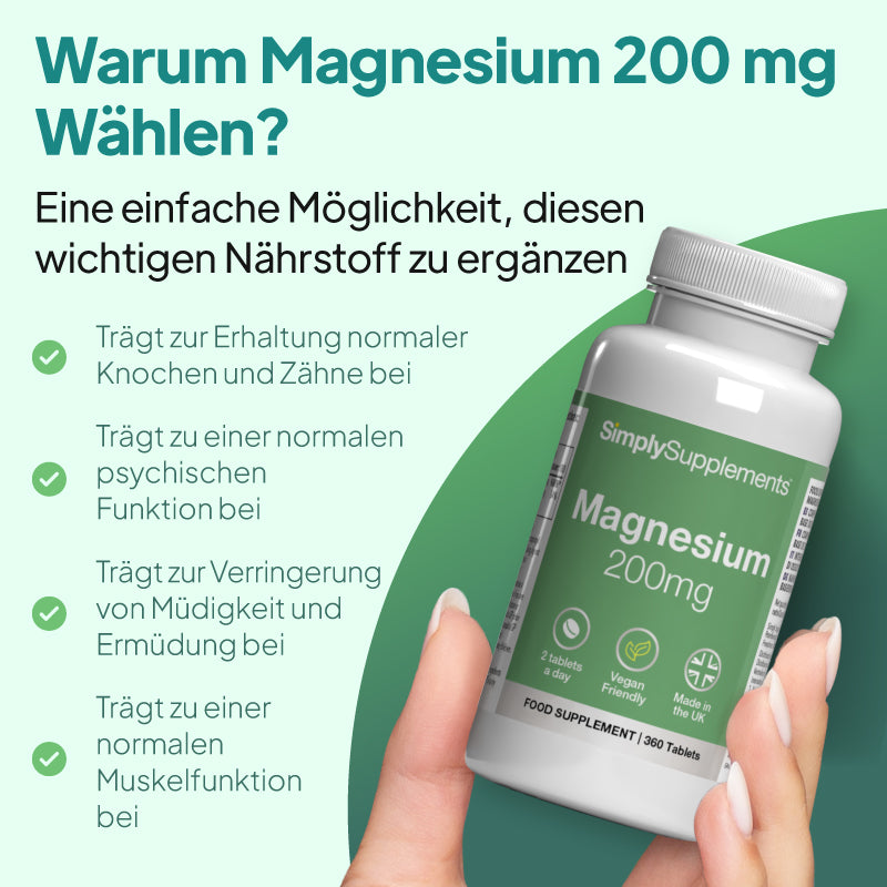 Eine Hand, die eine weiße Flasche des Nahrungsergänzungsmittels „SimplySupplements Magnesium 200 mg“ hält, vor einem hellgrünen Hintergrund mit deutschem Werbetext und Aufzählungspunkten.