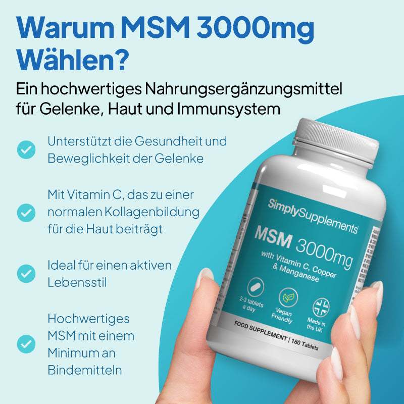 Eine Hand, die eine weiße Flasche des Nahrungsergänzungsmittels „SimplySupplements MSM 3000 mg“ hält, vor einem hellblauen Hintergrund mit deutschem Werbetext und Häkchen.